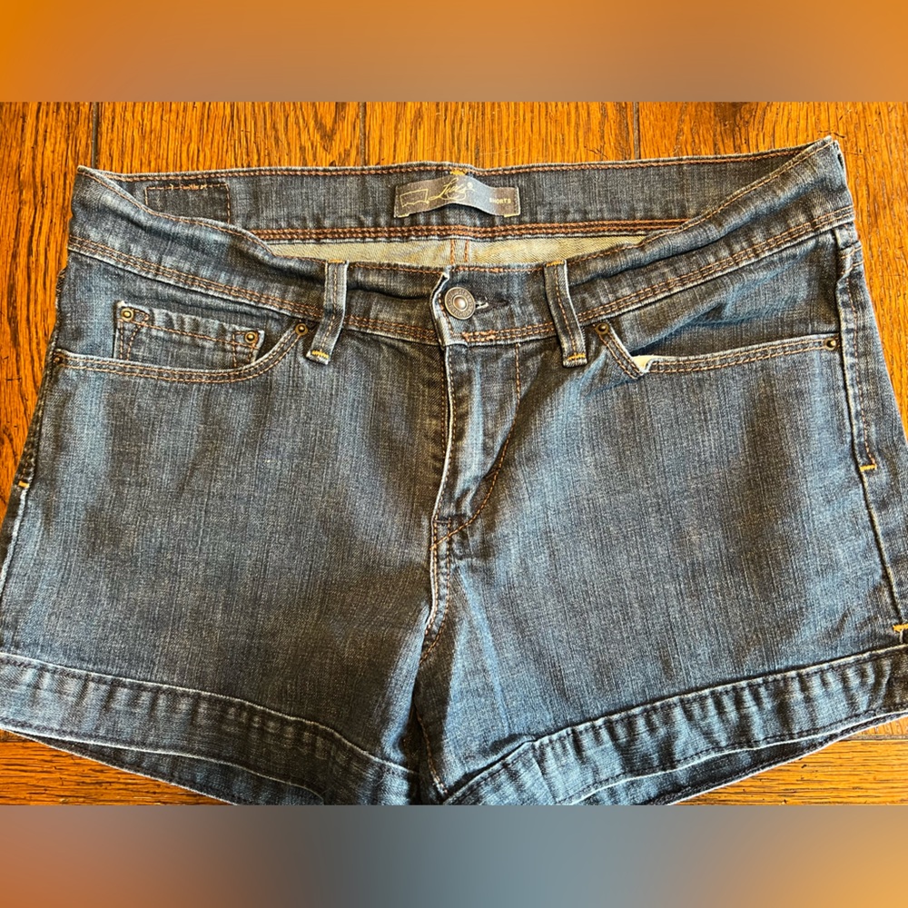 Levi’s womens shorts size 4 back flap pockets button on side of leg opening
